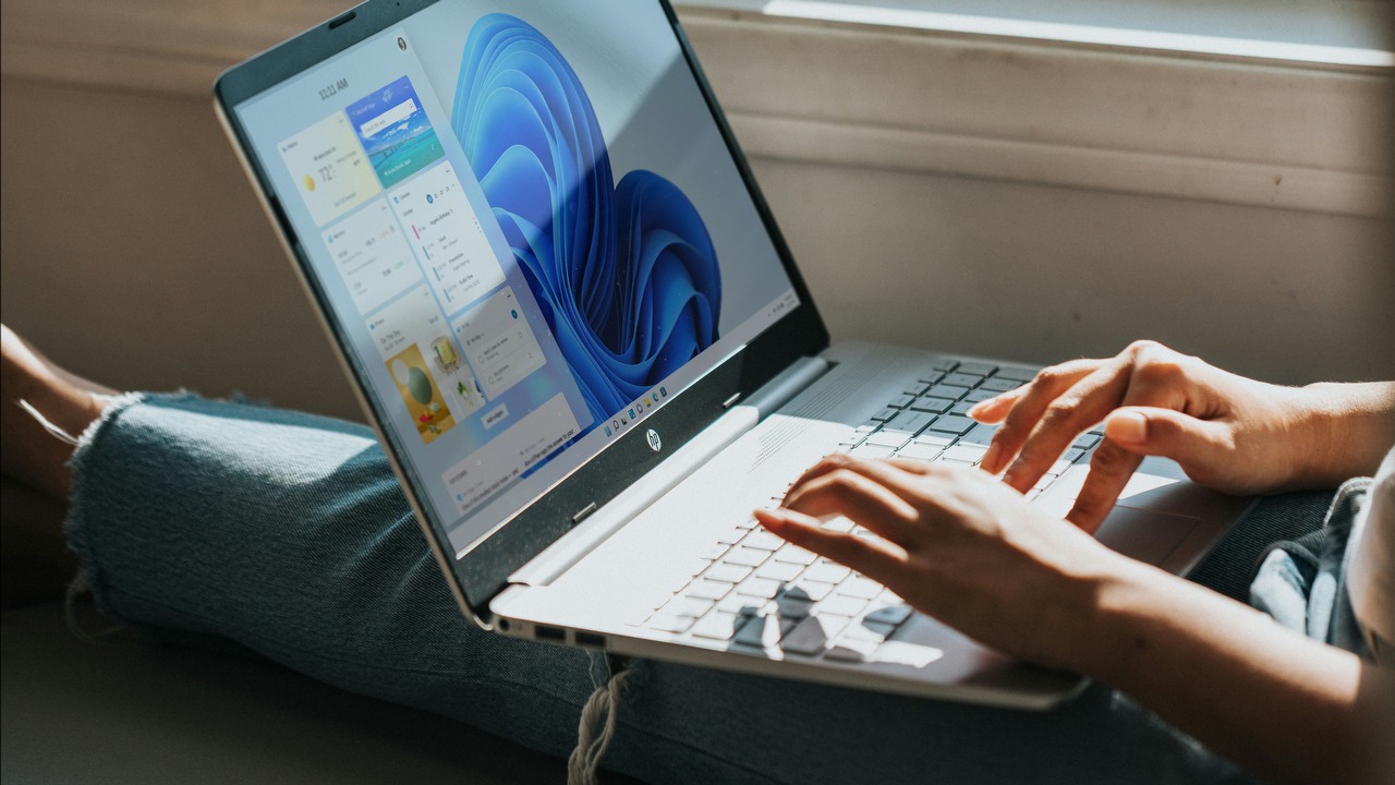 Gracz doświadcza spowolnionego tempa w grach na Windowsie 11. Pomogło odinstalowanie jednego programu, źródło grafiki: Unsplash | Windows.