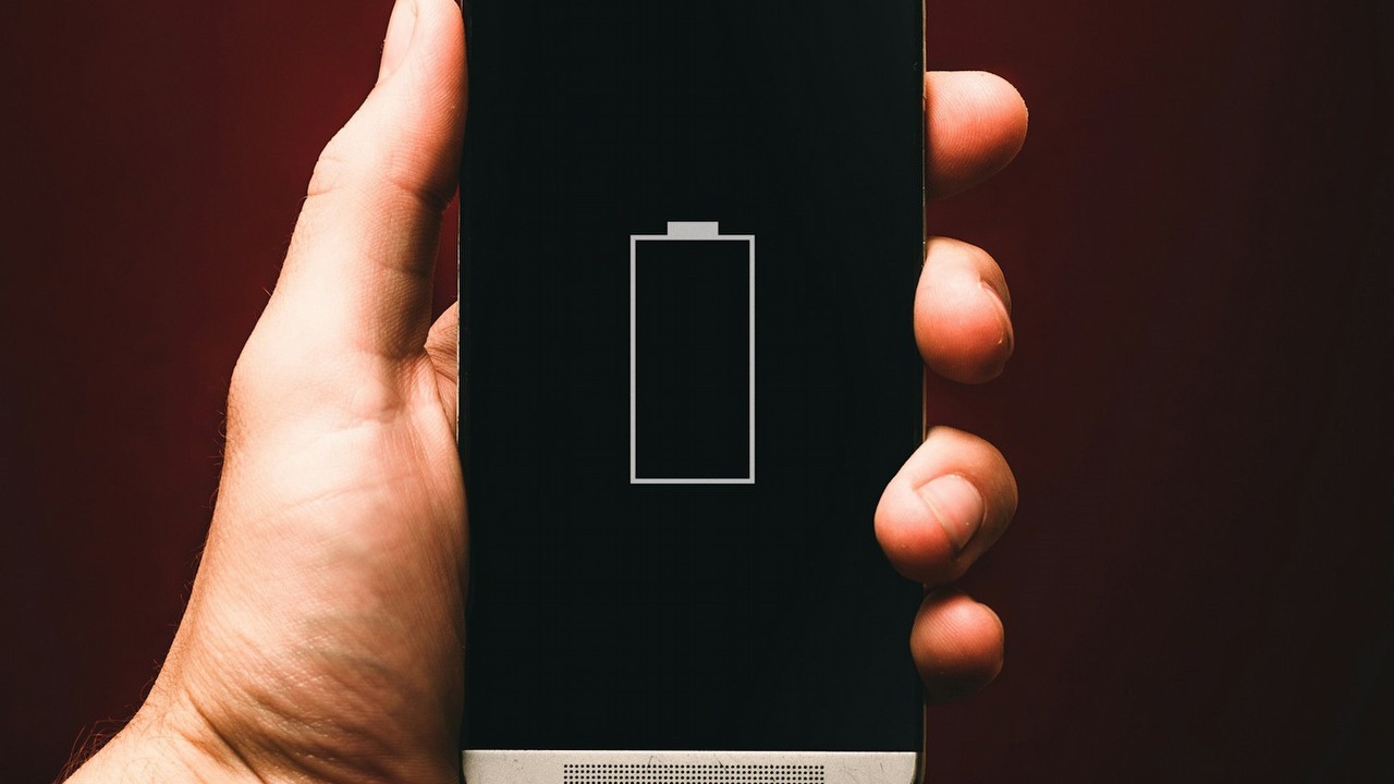Jeśli bateria telefonu szybko Ci się rozładowuje, spróbuj odinstalować te aplikacje, źródło grafiki: Unsplash | Alexander Andrews.