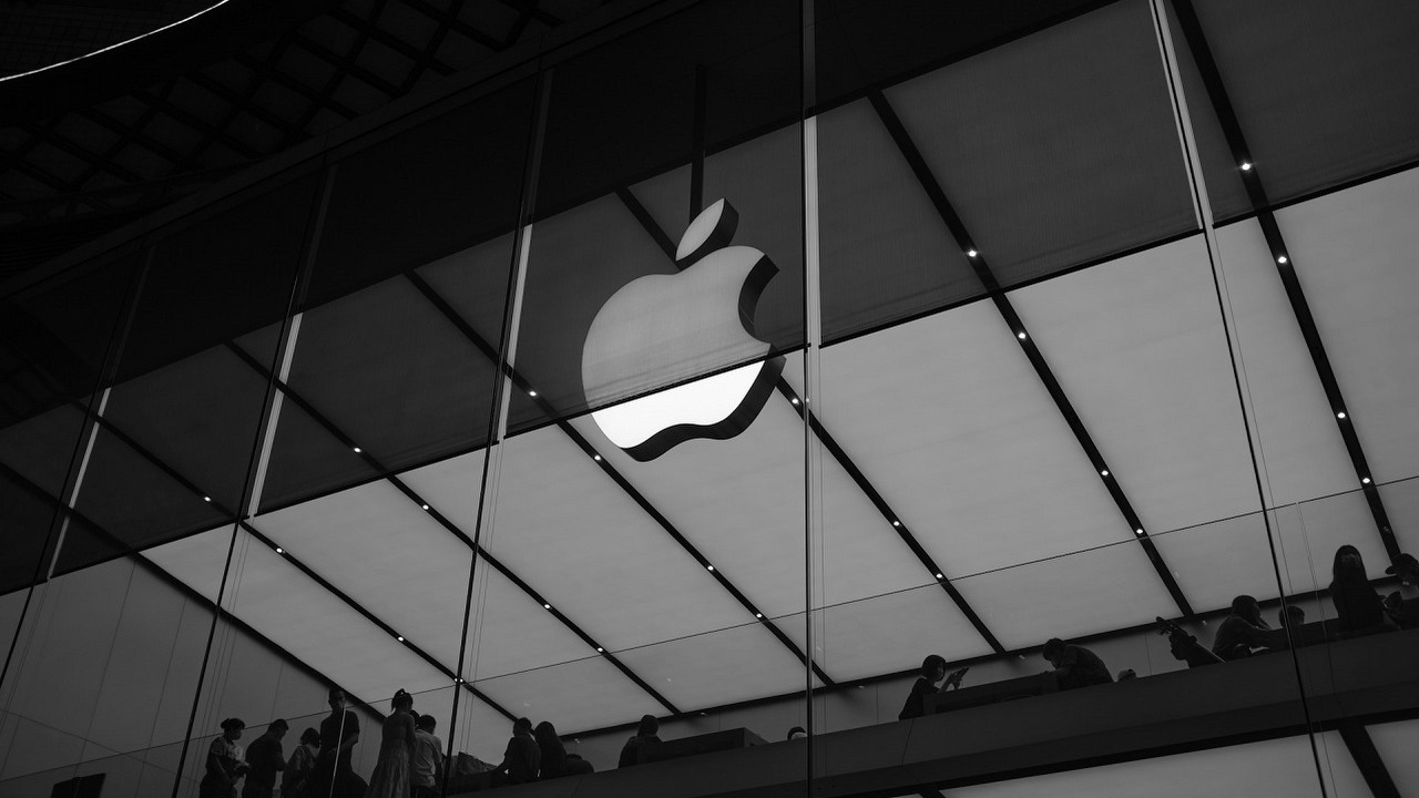iPhone 17 Air - chiński sklep Apple prezentuję atrapę najnowszego smartfona, źródło grafiki: Unsplash | Aaron Boucicault.