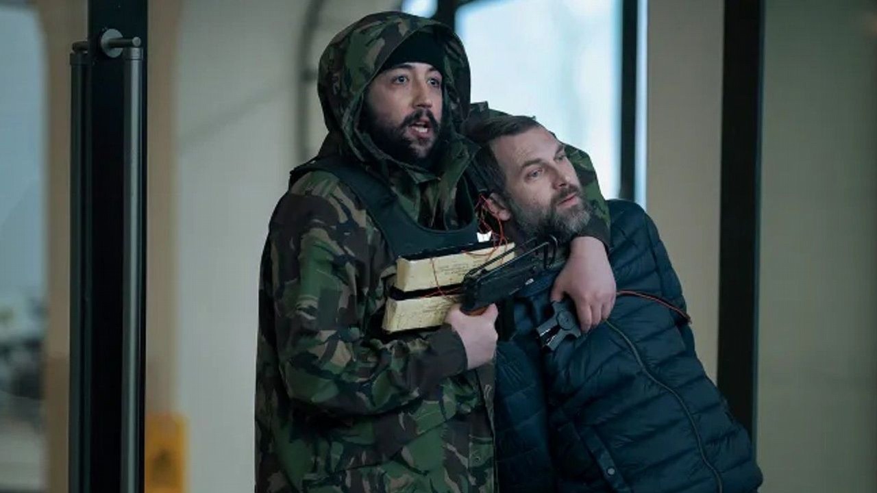 Numer 1 w aż 80 krajach - nowy thriller Netflixa o napadzie na sklep Apple jest hitem, chociaż oparty na faktach iHostage zbiera koszmarne opinie na Rotten Tomatoes, źródło grafiki: iHostage, Bobby Boermans, Netflix, 2025.