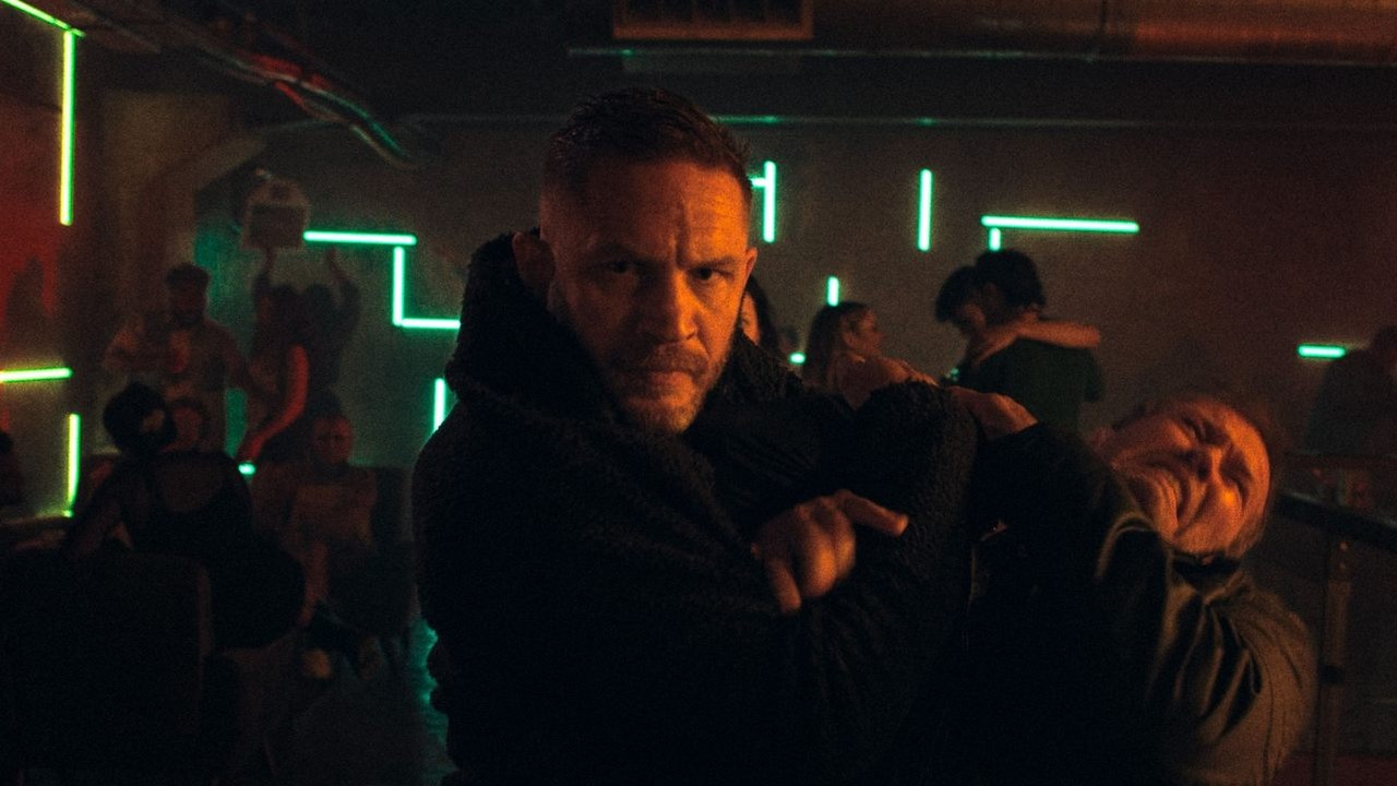 Już za 2 dni na Netflixie zadebiutuje wysokooktanowy thriller akcji z Tomem Hardym. Krytycy zapowiadają, że Chaos to muskularne kino w najlepszym wydaniu, źródło grafiki: Chaos, Gareth Evans, Netflix, 2025.