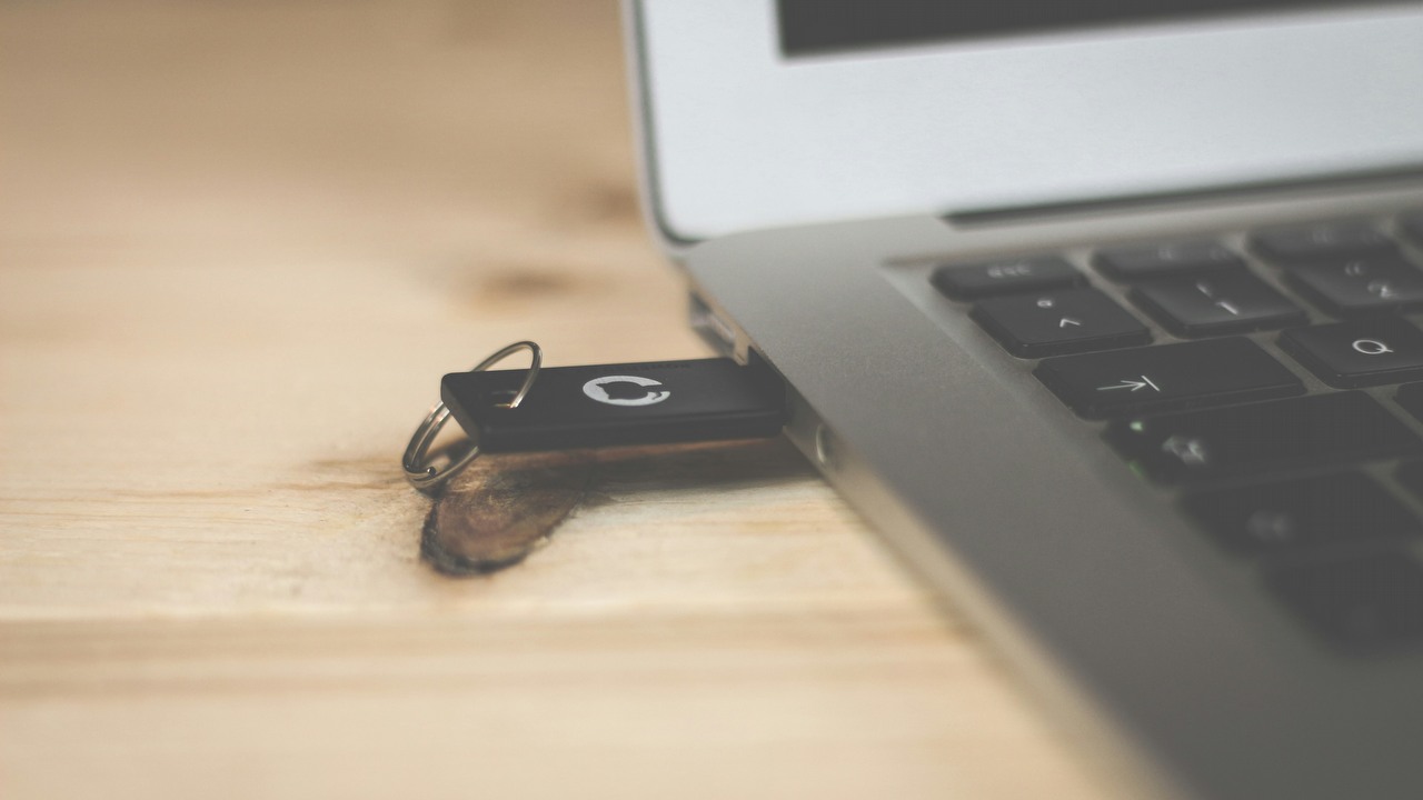 Programista kupuje 12 pamięci USB od Amazona, a ponieważ każda z nich jest paskudnym zakamuflowanym oszustwem, publikuje bezpłatne narzędzie do wykrywania oszustwa, źródło grafiki: Brina Blum | Unsplash.