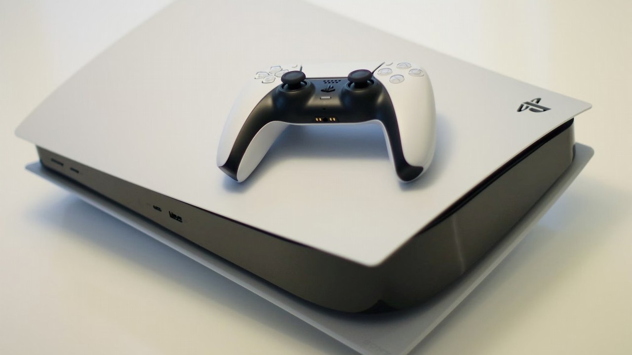 Gracze PS5 są nadal zirytowani przyciskami na konsoli nawet po 5 latach - ale jeden fan znalazł idealne rozwiązanie, źródło grafiki: Kerde Severin; Unsplash.com; 2020.