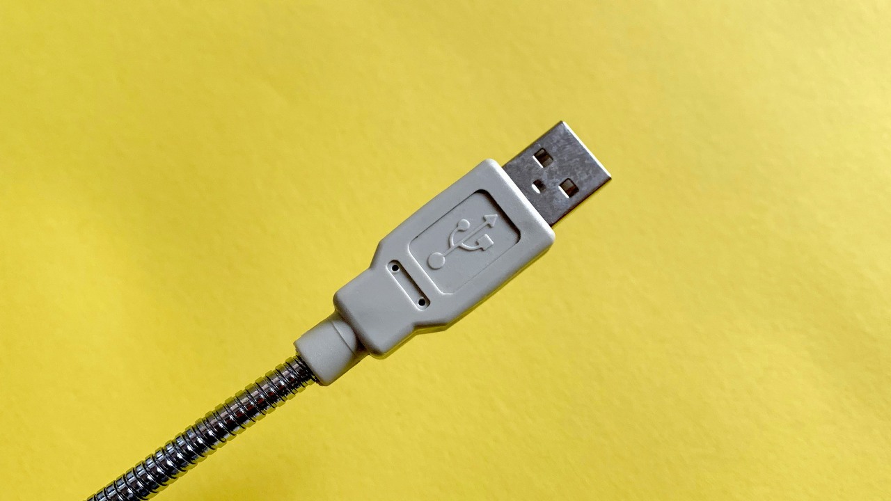 25 lat temu wprowadzono USB 2.0 - standard, który zrewolucjonizował przesyłanie danych i wciąż jest w użyciu, źródło grafiki: Franck | Unsplash.