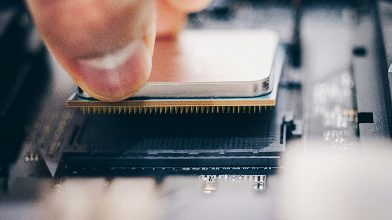 Ryzen 9800X3D znów ma problemy i pada na płycie ASRocka. Sprzęt wytrzymał ledwo dwa miesiące, źródło grafiki: Fidel Fernando | Unsplash.