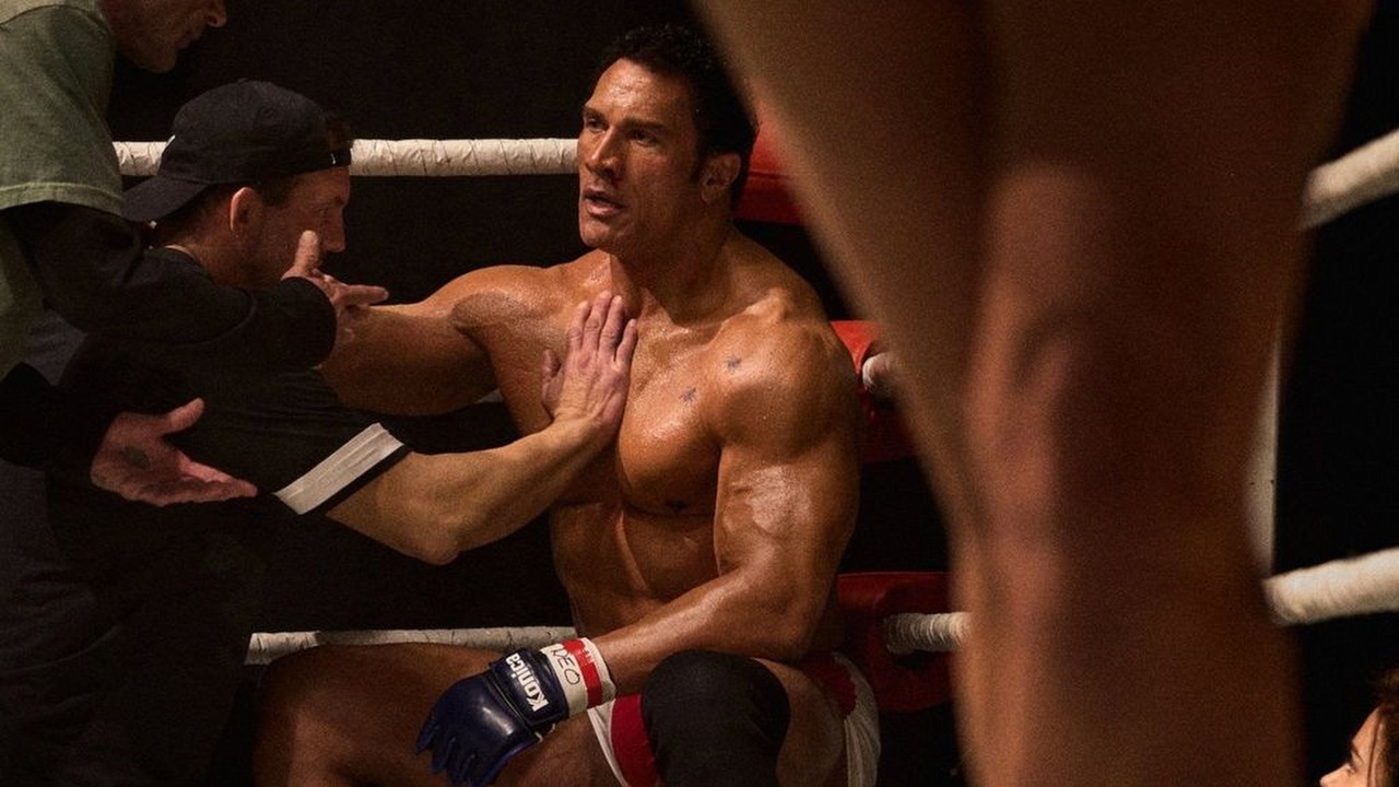 Dwayne Johnson jest nie do poznania na pierwszym zwiastunie The Smashing Machine. The Rock robi wrażenie jako ikona MMA w dramacie sportowym A24, źródło grafiki: The Smashing Machine, Benny Safdie, A24, 2025.