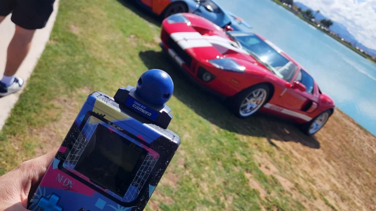 Fan Nintendo zabrał kamerę Game Boy na pokaz samochodowy i zrobił nią zdjęcia, które wyglądają nadspodziewanie fantastycznie, źródło grafiki: RainyCobra77982, Reddit.