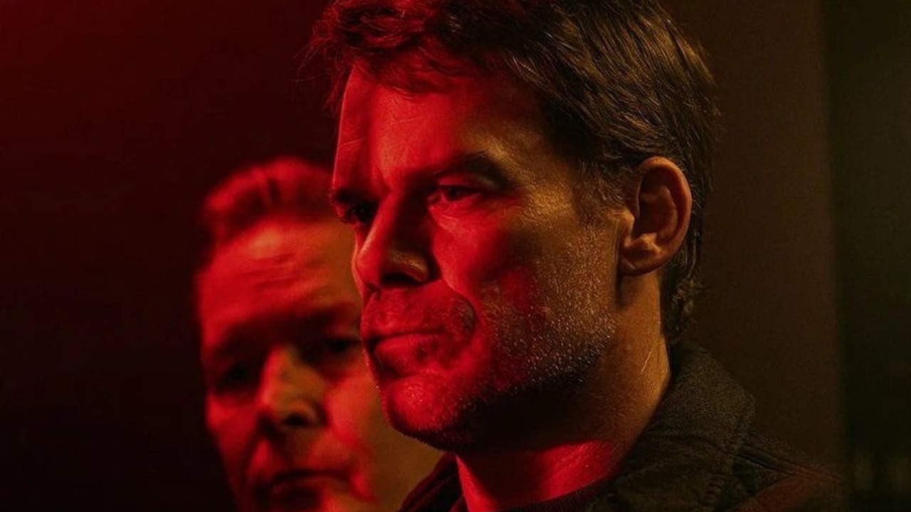 Kultowy seryjny morderca Dexter Morgan powróci tego lata. Teaser Dexter: Resurrection ujawnia dokładną datę premiery sequela kryminalnego hitu, źródło grafiki: Dexter: Resurrection, Clyde Phillips, SkyShowtime, 2025.