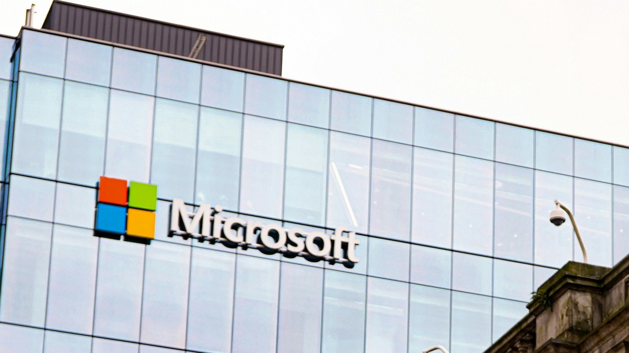 Microsoft notuje coraz lepsze przychody z gamingu. Sprzedaż Xboksów jednak nadal spada, źródło grafiki: Unsplash | Lumičre Rezaie..