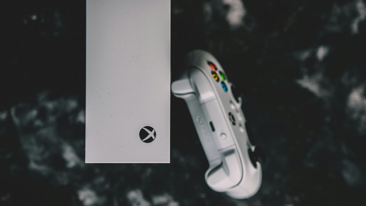Microsoft podnosi ceny konsol Xbox i gier. Od tej podwyżki może rozboleć głowa, źródło grafiki: Unsplash | Kamil Switalski.