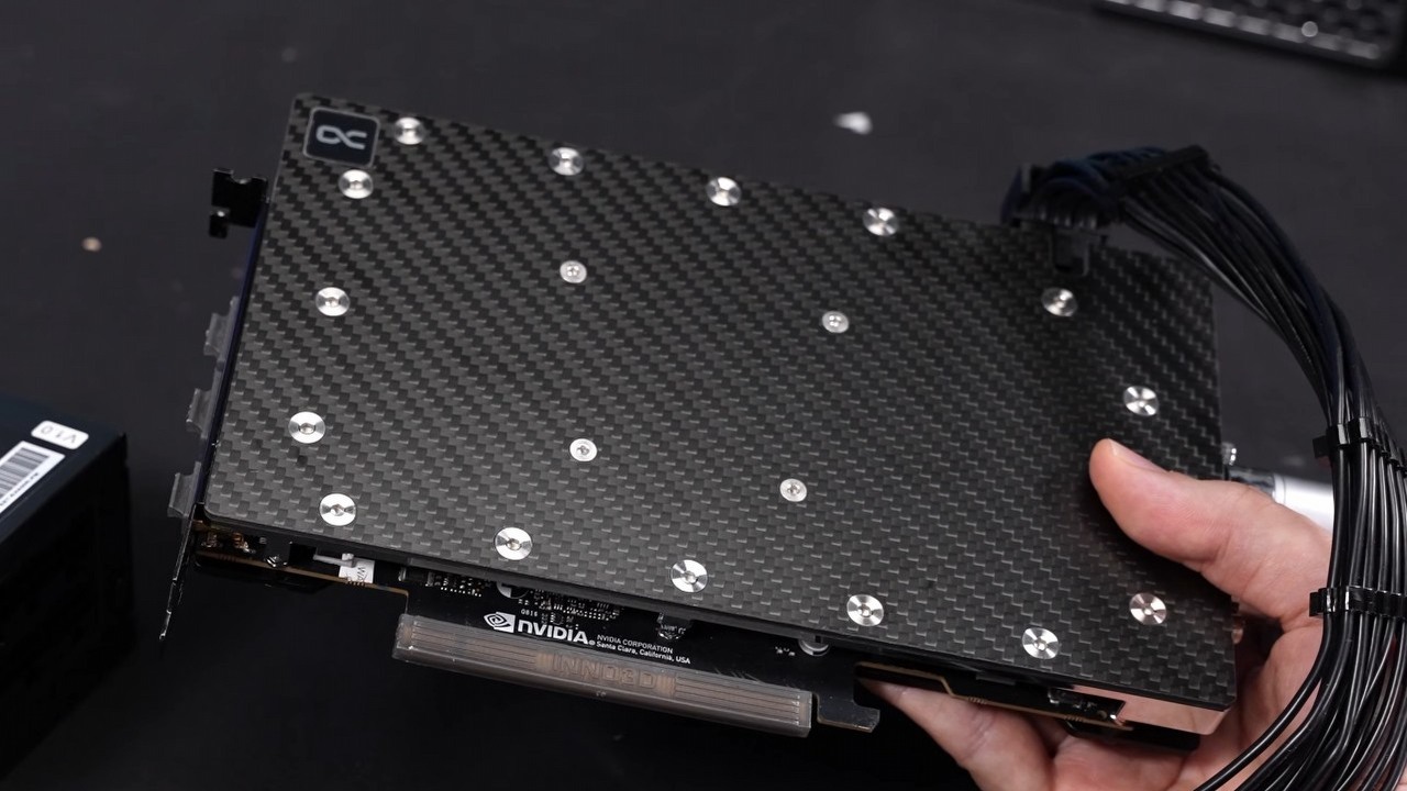 Youtuber naprawił RTX 4090 widza, bo producent odmówił gwarancji. Znowu winne są stopione złącza 12VHPWR, źródło grafiki: YouTube: der8auer EN; 2025.