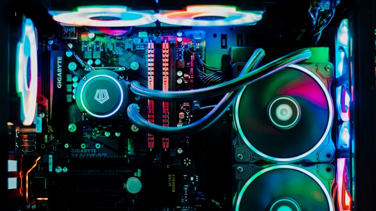 Przypadkiem odłączył RAM, bo wkurzało go RGB. Po 5 latach zorientował się, że przez to jego PC miał tylko 8 GB pamięci, źródło grafiki: Tai Bui; Unsplash.com; 2021.