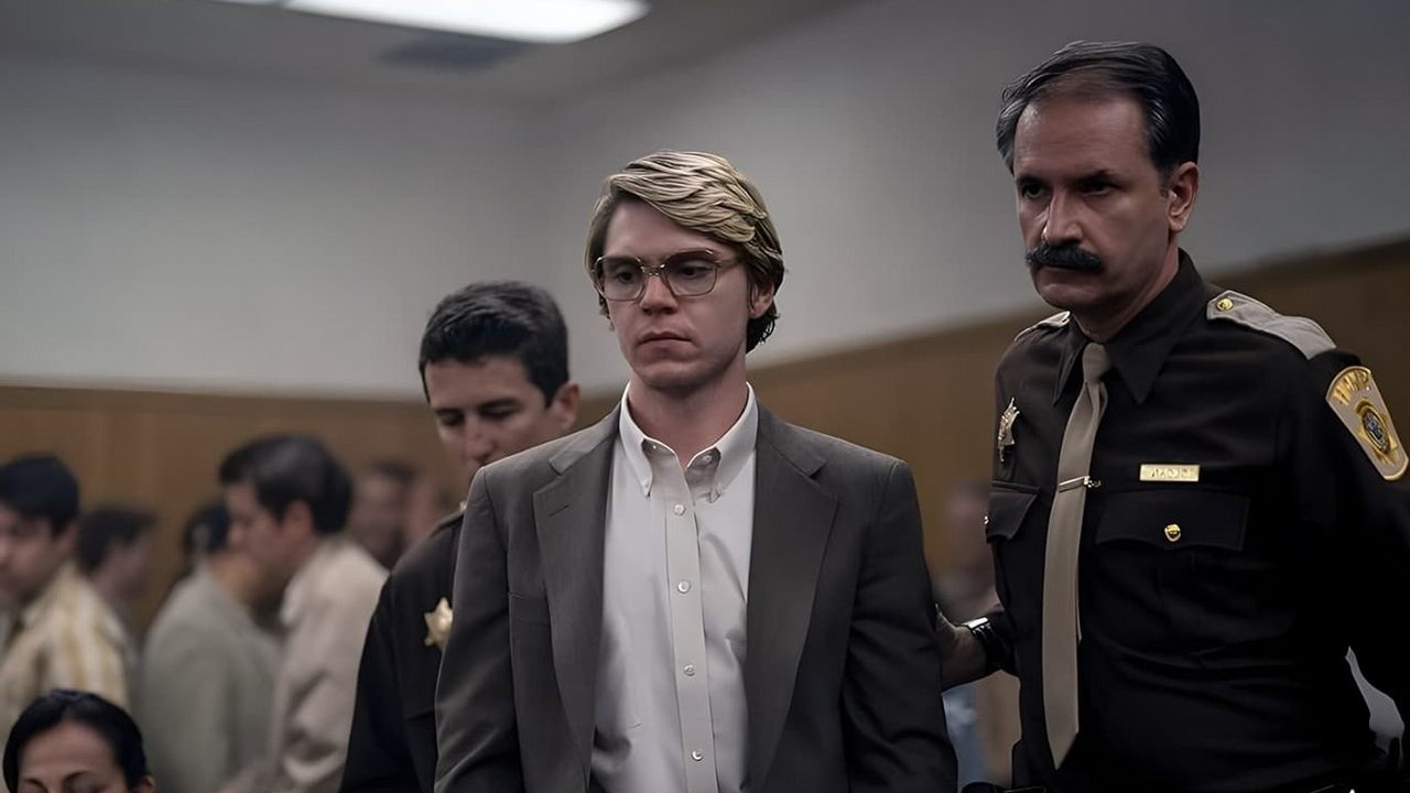Netflix nakręci polski serial kryminalny o „szatanie z Piotrkowa”. Za kamerą produkcji o seryjnym mordercy twórca Wielkiej wody i Projektu UFO, źródło grafiki: Dahmer - Potwór: Historia Jeffreya Dahmera, Ryan Murphy, Netflix, 2022.