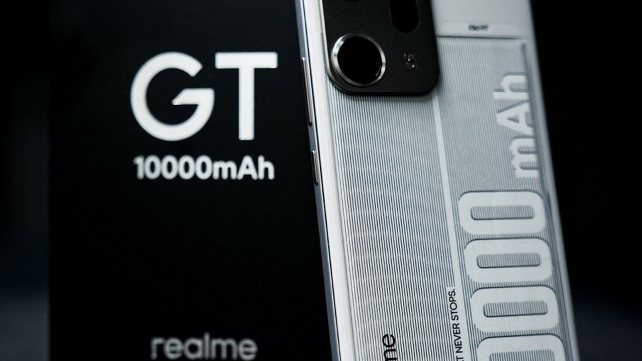Jak oni to tam zmieścili? Realme pokazało smartfon z baterią 10 000 mAh upchniętą w cienką obudowę, źródło grafiki: realme.