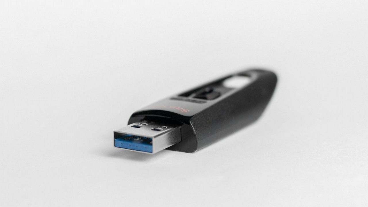 Internauta znajduje w pociągu pendrive z napisem „Można kopiować, potem przekazać” - i faktycznie sprawdza, co się na nim znajduje, źródło grafiki: Sara Kurfeß | Unsplash.