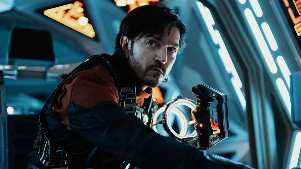 2. sezon Andora właśnie zaserwował „jeden z najlepszych odcinków w historii telewizji”. Fani są zdruzgotani „mistrzowskim” epizodem ukazującym tragiczne wydarzenie z uniwersum Star Wars, źródło grafiki: Andor, Tony Gilroy, Disney, 2025.