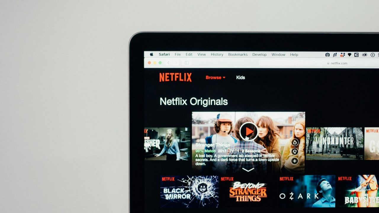 Nowy Netflix przypomina TikToka? Gigant streamingu zapowiada wygodniejszy interfejs mobilny i opartą na AI wyszukiwarkę, źródło grafiki: unsplash.com, charlesdeluvio, 2017.
