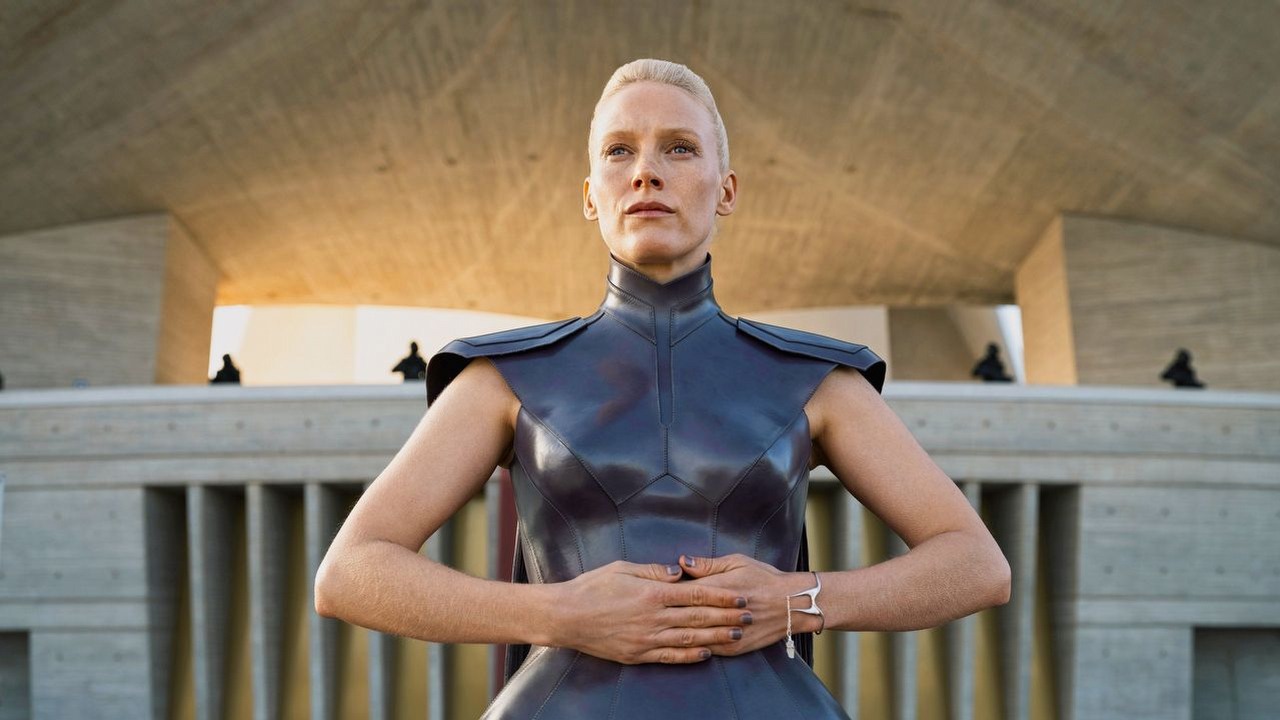 Tego lata powróci jeden z najlepszych seriali sci-fi i Apple TV+ ostatnich lat. Zobacz pierwszą zapowiedź nakręconego również w Polsce 3. sezonu Fundacji, źródło grafiki: Fundacja, David S. Goyer, Apple TV+, 2025.