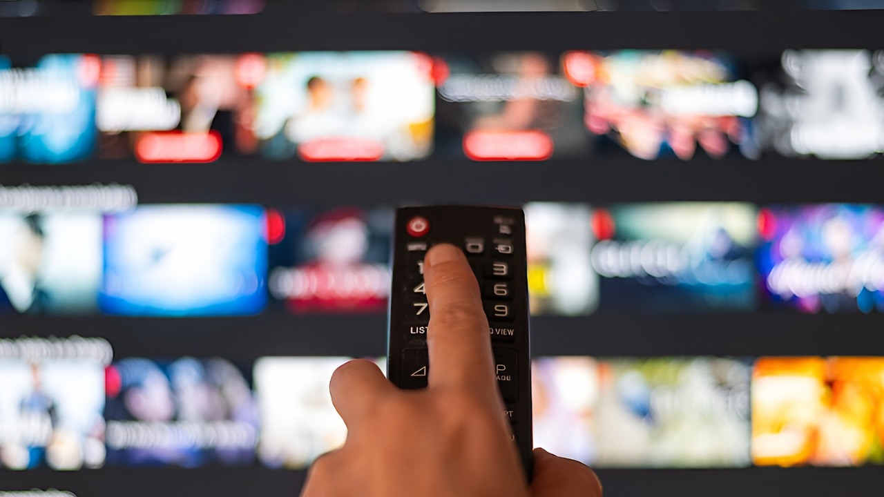 Netflix przez ponad dekadę tego nie ruszał. Teraz nowy interfejs w telewizorach ma być „prostszy i łatwiejszy”, źródło grafiki: Netflix.
