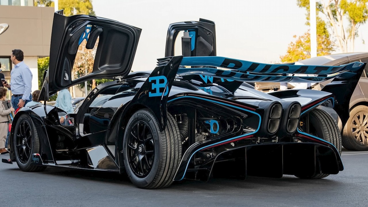 Youtuber ma luksusowy samochód za 17 milionów złotych - ale aby nim jeździć, musi płacić 30000 złotych za każde 58 kilometrów, źródło grafiki: YouTube: Manny Khoshbin; 2025.