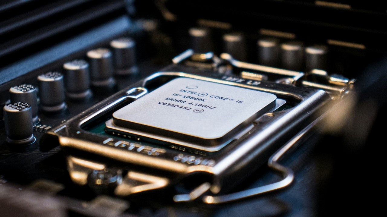 Intel nadal walczy ze stabilnością procesorów 13 i 14 generacji. Firma wypuściła aktualizację mikrokodu, źródło grafiki: Unsplash | Francesco Vantini..