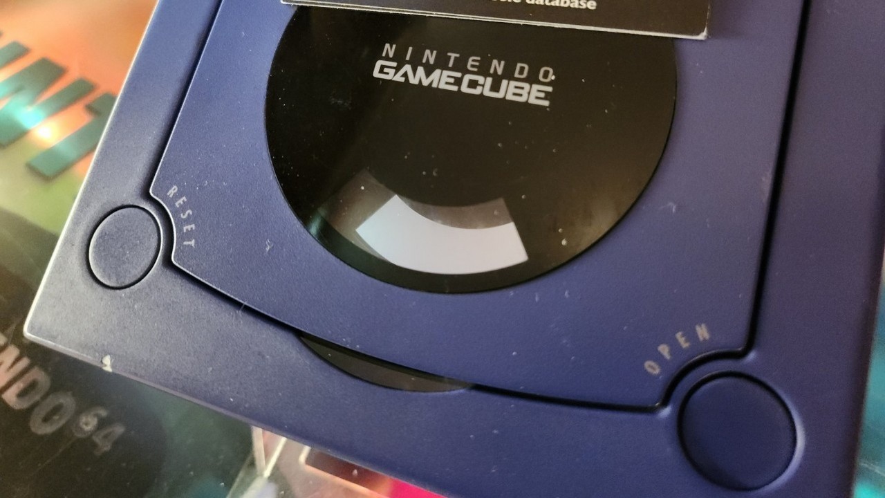 Tylko 5 takich konsol na świecie? Kolekcjoner chciał około 380 tysięcy złotych za ten sekretny prototyp GameCube'a, źródło grafiki: X: @consolevariant.
