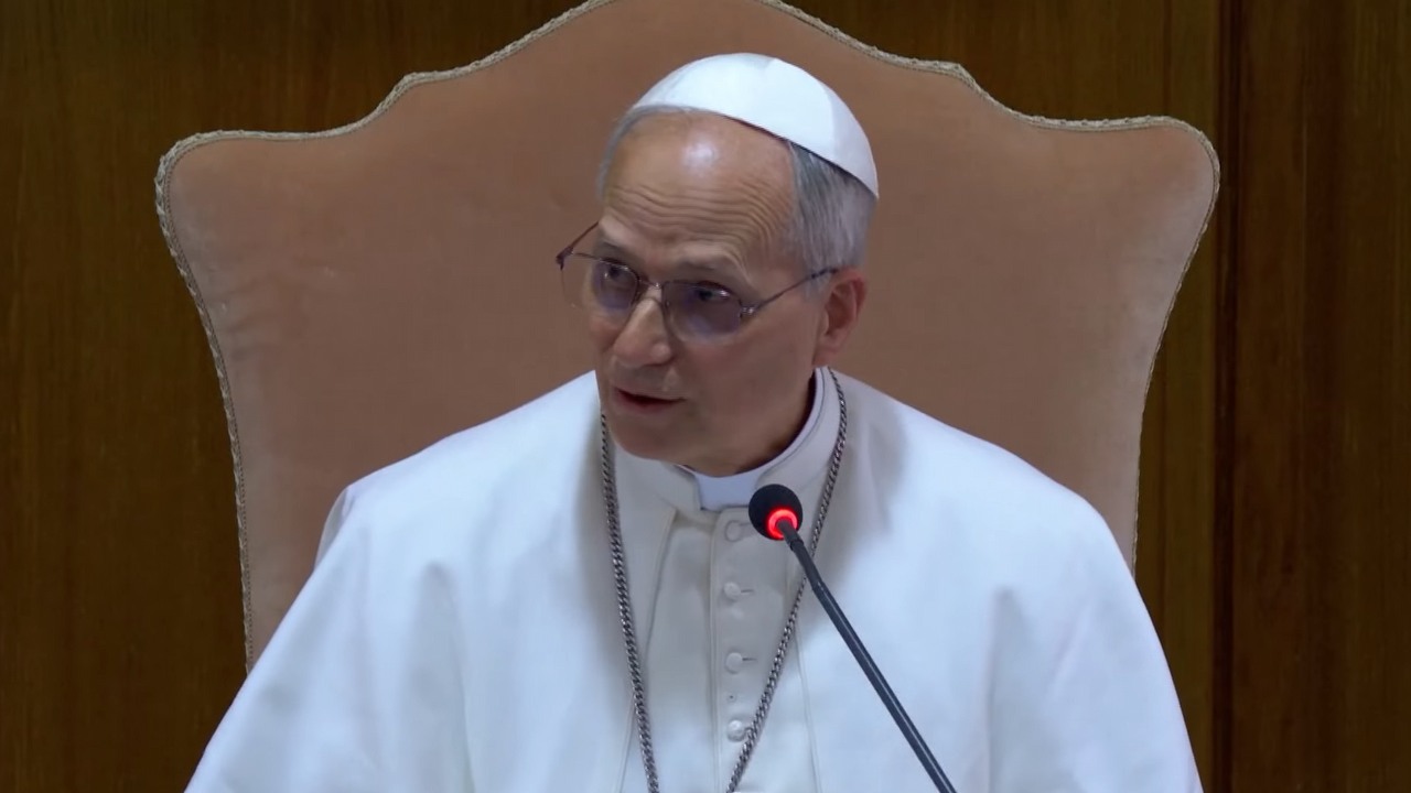 Papież Leon XIV wyjaśnia wybór imienia. Kluczową rolę odegrała sztuczna inteligencja, źródło grafiki: GMA Integrated News | Youtube.