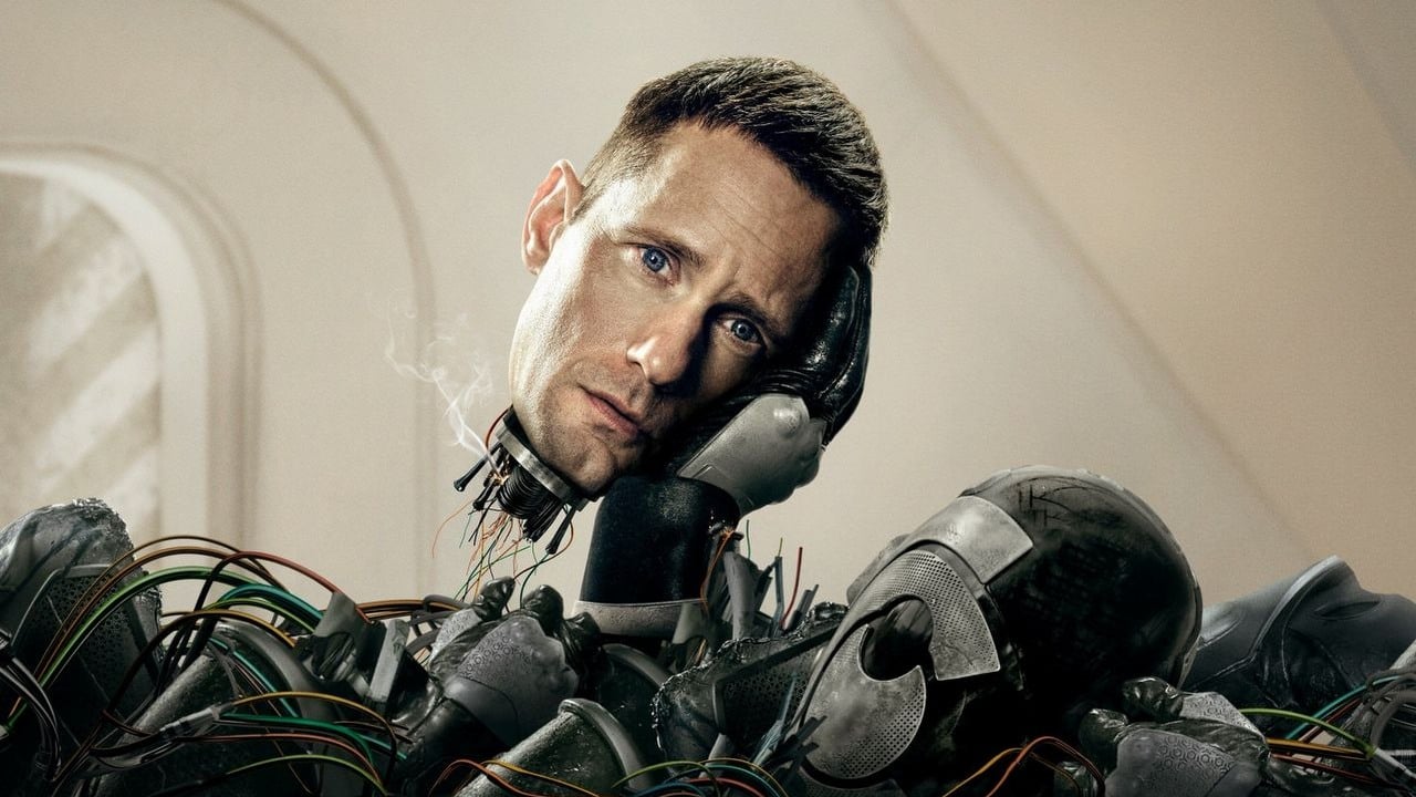 Już w ten piątek obejrzymy „jeden z najlepszych seriali sci-fi na Apple TV+”. Murderbot z Alexandrem Skarsgardem ma 100% pozytywnych recenzji na Rotten Tomatoes, źródło grafiki: Pamiętniki Mordbota, Paul Weitz, Apple TV+, 2025.