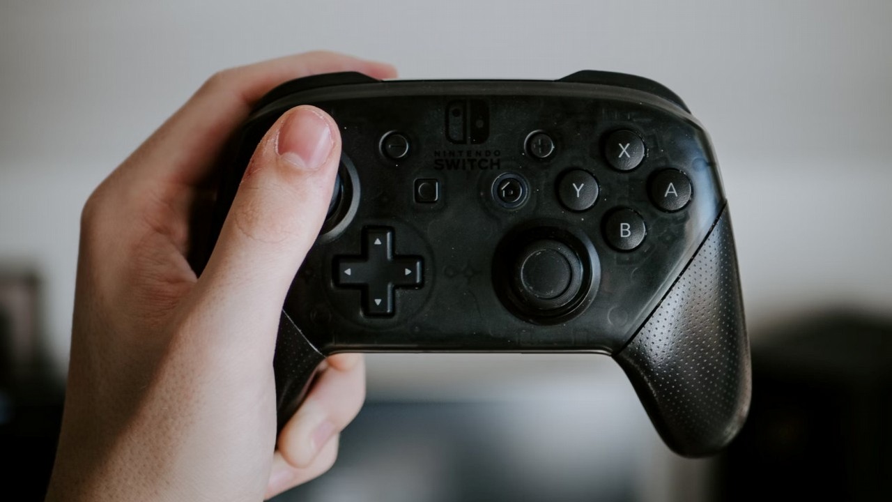 „Nikt o tym nie mówi”: fan Nintendo zauważa na wydarzeniu poświęconym Switch 2, że nowy kontroler Pro Controller został znacząco ulepszony pod jednym względem, źródło grafiki: Matthias Oberholzer; Unsplash.com; 2019.