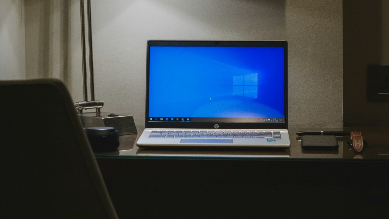 Użytkownicy Windows 10 mogą odetchnąć. Microsoft przedłuża wsparcie bezpieczeństwa dla Office aż do 2028 roku, źródło grafiki: Arnav Singhal | Unsplash.