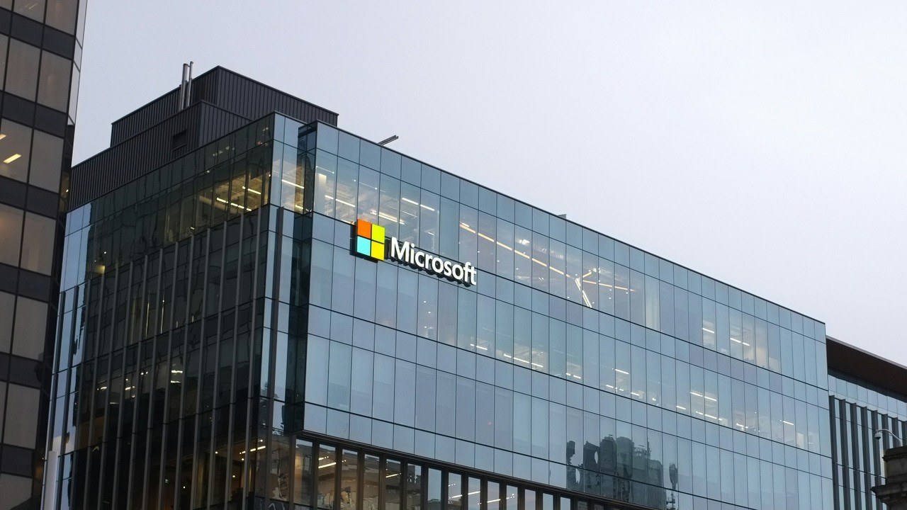 Microsoft ponownie dokonuje masowych zwolnień. Pracę ma stracić ponad 6000 osób, źródło grafiki: Unsplash | Matthew Manuel.