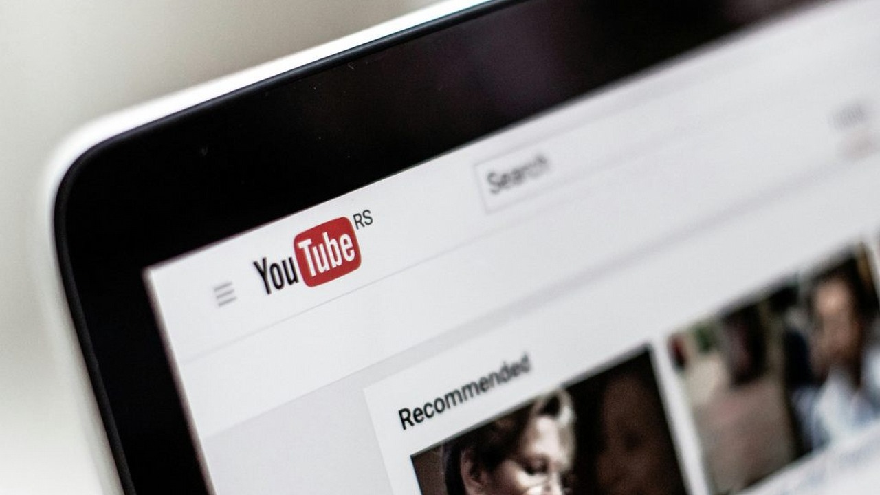 Kolejne kanały z YouTube nie zarobią na fałszywych trailerach. Serwis wstrzymuje monetyzację dla kont z „fejkowymi” zwiastunami powstającymi przy użyciu AI, źródło grafiki: Unsplash.com / NordWood Themes / 2019.