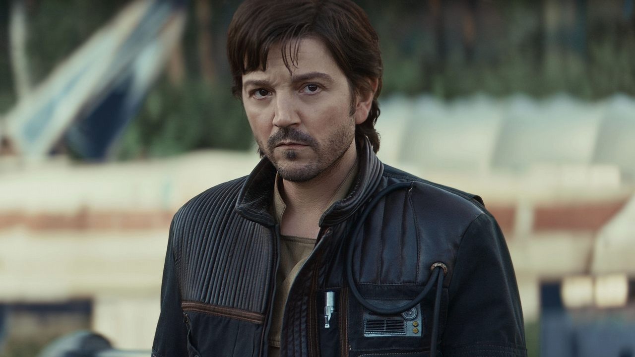 Andor się zakończył, choć nie przyniósł odpowiedzi na kluczowe pytania z 1. sezonu. Finał serialu Star Wars sprawił, że zamknięcie Łotra 1. stało się jeszcze bardziej bolesne, źródło grafiki: Andor, Tony Gilroy, Disney, 2025.