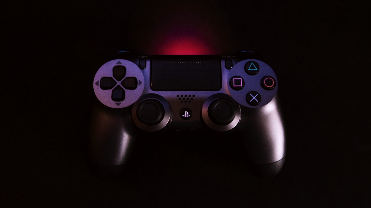 „Przeszedł na ciemną stronę mocy”. Gracz chciał tylko wyczyścić pada PS4, ale ten teraz świeci się na czerwono, źródło grafiki: Federico Vitale; Unsplash.com; 2018.
