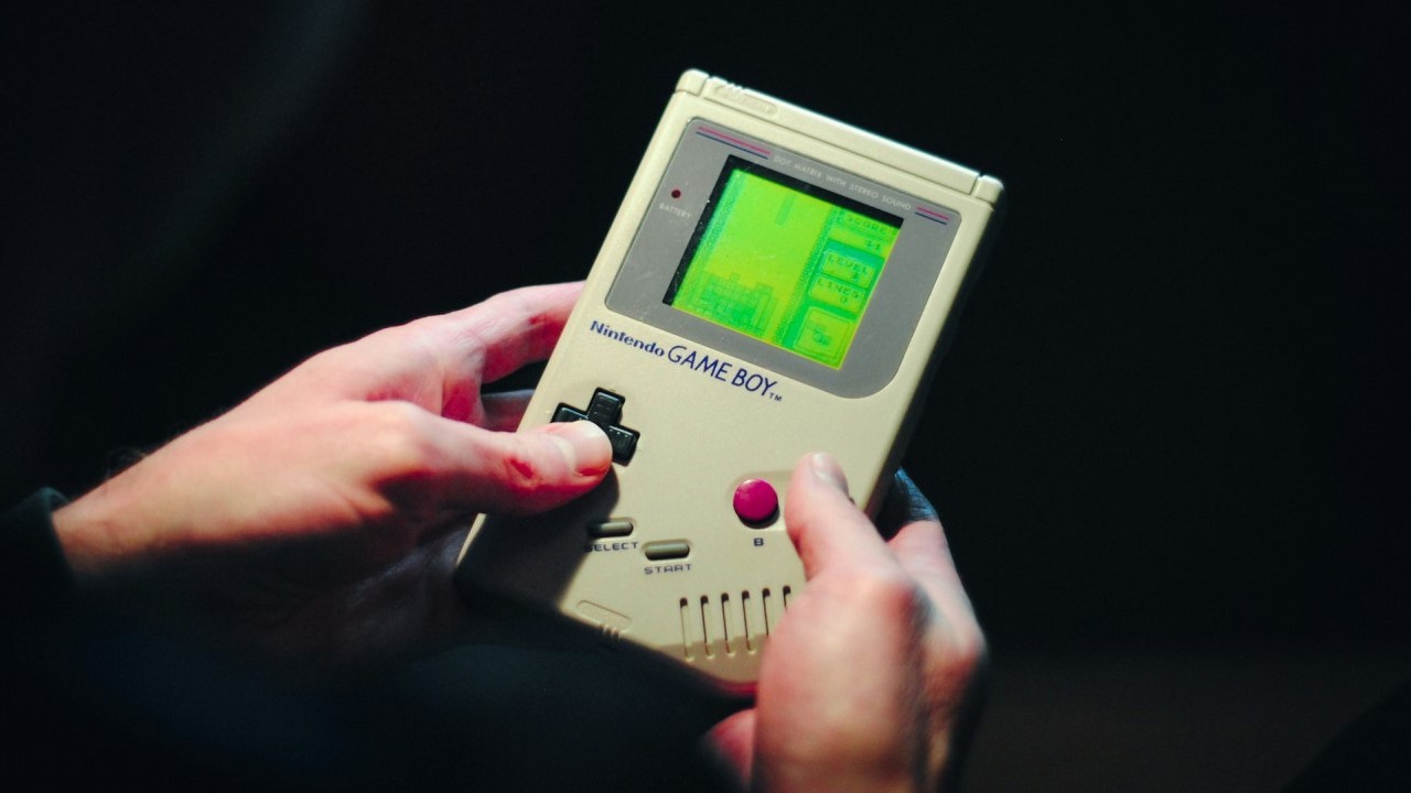 Gracz uważał, że brat ukradł jego Game Boya z Pokémon Red - 20 lat później przeszukuje dom rodziców i zdaje sobie sprawę, że urządzenie cały czas tkwiło w kanapie, źródło grafiki: Nik | Unsplash.