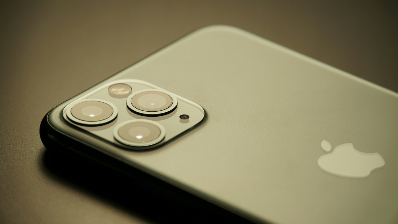 Kolejne plotki o iPhone 17 Air sugerują, że otrzymamy jeszcze mniejsza baterię niż w Samsungu Galaxy S25 Edge, źródło grafiki: Unsplash | Jan Zinnbauer.