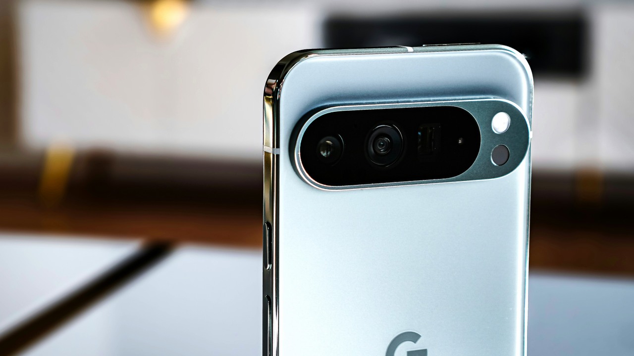 Jeśli Twój smartfon grzechocze, gdy nim potrząśniesz, to masz szczęście. Twój aparat prawdopodobnie jest świetny, źródło grafiki: Triyansh Gill/Unsplash.com.