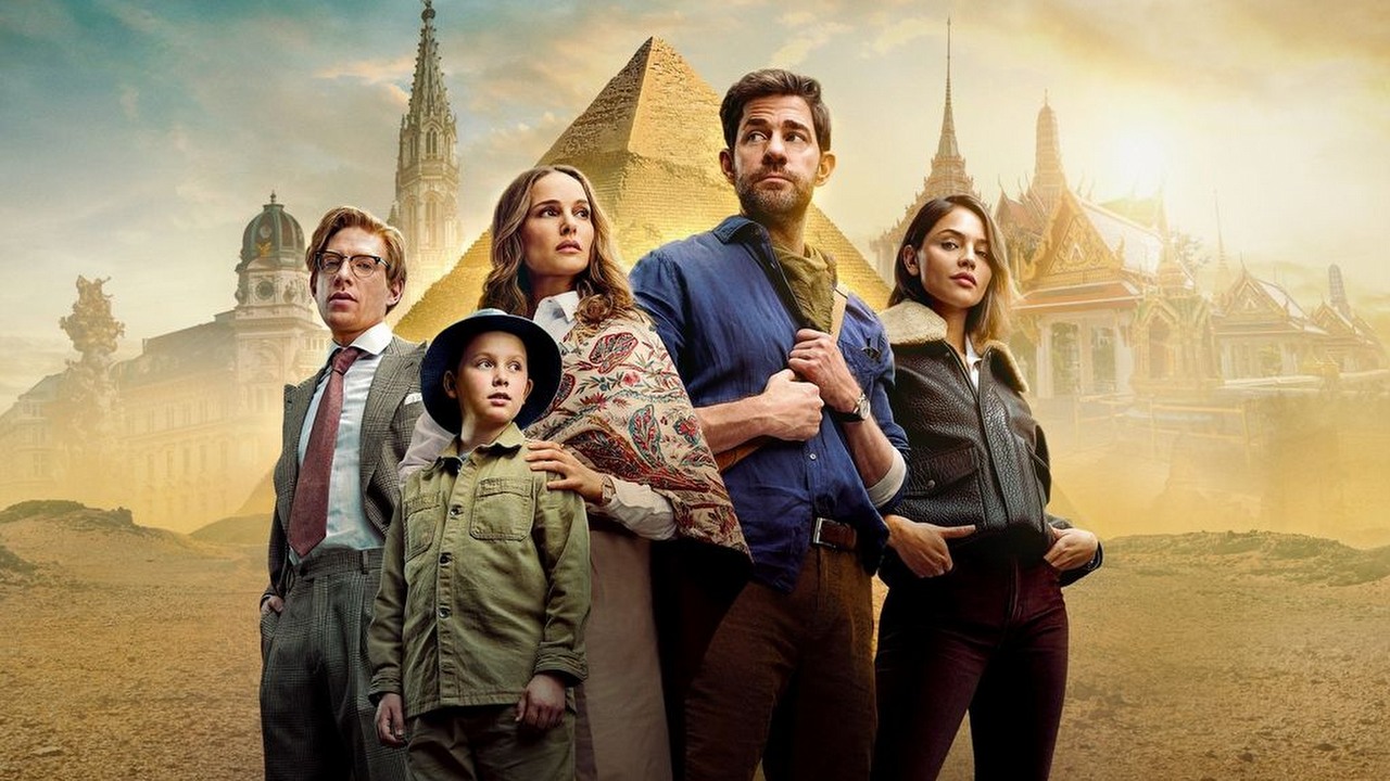 Już w ten piątek obejrzysz nowy, pełny akcji i pościgów film w duchu Indiany Jonesa. John Krasinski zapowiada zdumiewającą, epicką przygodę w Fountain of Youth Guya Ritchiego, źródło grafiki: Fontanna Młodosci, Guy Ritchie i Apple TV, 2025.