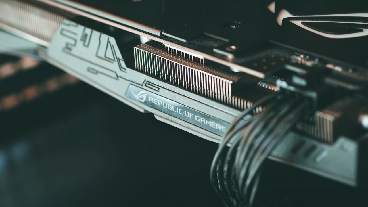 Koniec z topniejącymi wtyczkami w RTX 4090? Internauta pokazał, jak to naprawić, źródło grafiki: Dimitris Chapsoulas; Unsplash.com; 2020.