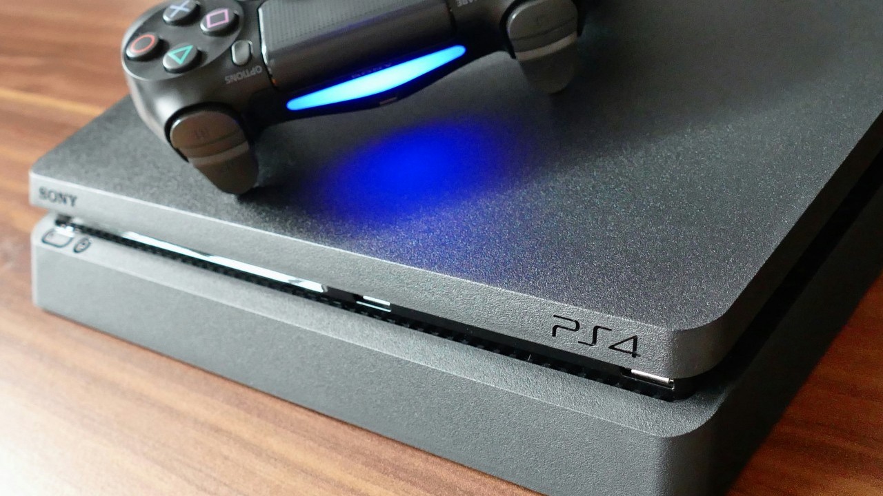 Gracz marzył o własnym PS4 przez 12 lat, a teraz odważył się kupić je na raty i ani przez chwilę tego nie żałuje, źródło grafiki: Anthony, Unsplash.