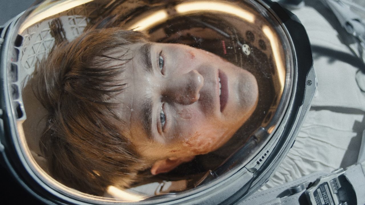 To miała być jedna z najgorętszych premier sci-fi tego roku. Już w piątek obejrzysz w streamingu Mickey 17 z Robertem Pattinsonem, źródło grafiki: Mickey 17, Bong Joon-ho, Warner Bros., 2025.