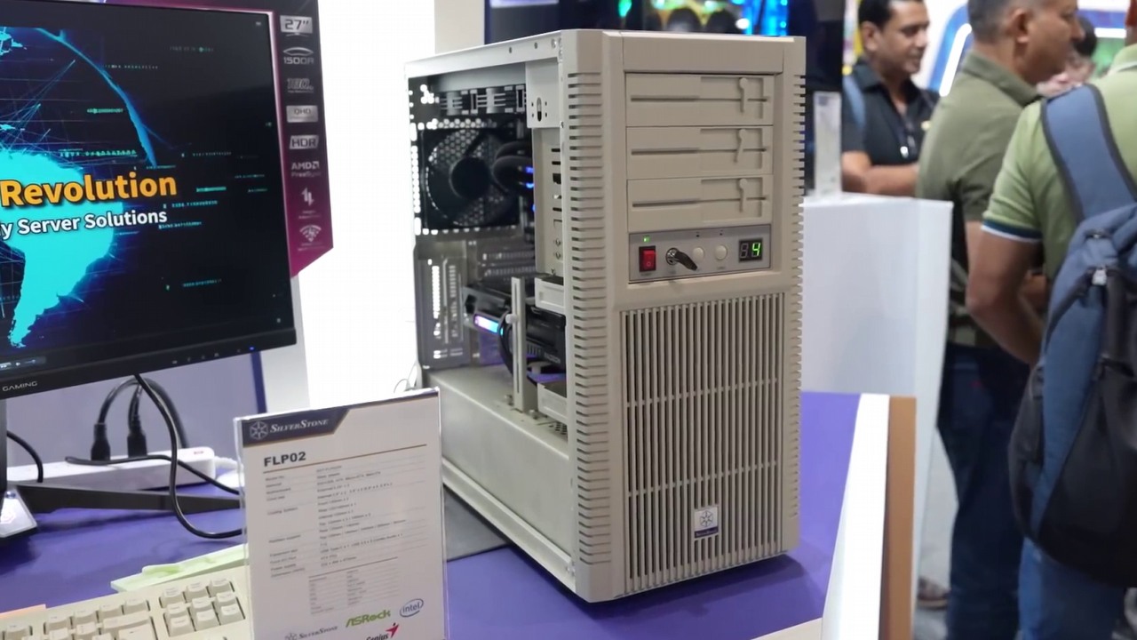 Nowa obudowa od SilverStone zabierze was do lat 80. - posiada nawet kultowy przycisk na froncie, źródło grafiki: YouTube | Gamers Nexus.