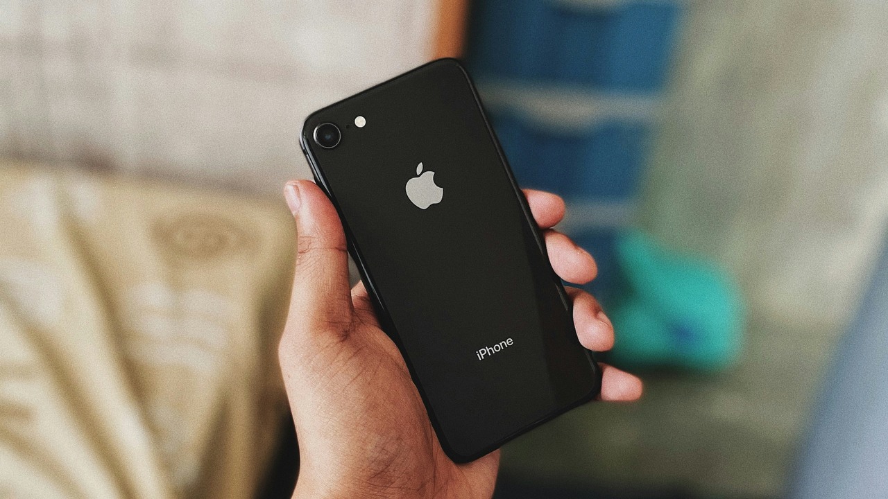 To koniec pewnej ery. Apple uznało te popularne iPhone'y za zabytkowe, źródło grafiki: Mark Kevin Maunahan | Unsplash.