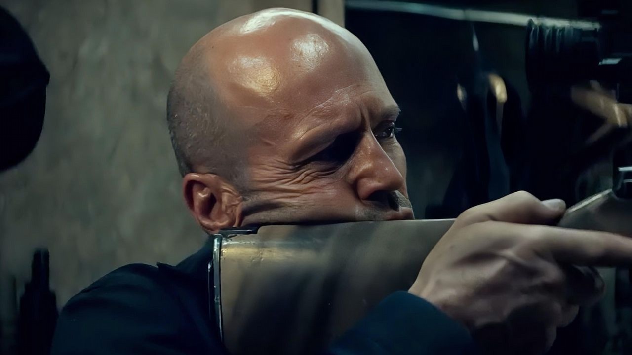Napakowany akcją i scenami walk thriller z Jasonem Stathamem jest numerem 1 na Prime Video. Zawodowiec trafił w gusta fanów mocnego, wysokooktanowego kina, źródło grafiki: Fachowiec, David Ayer, Amazon, 2025.