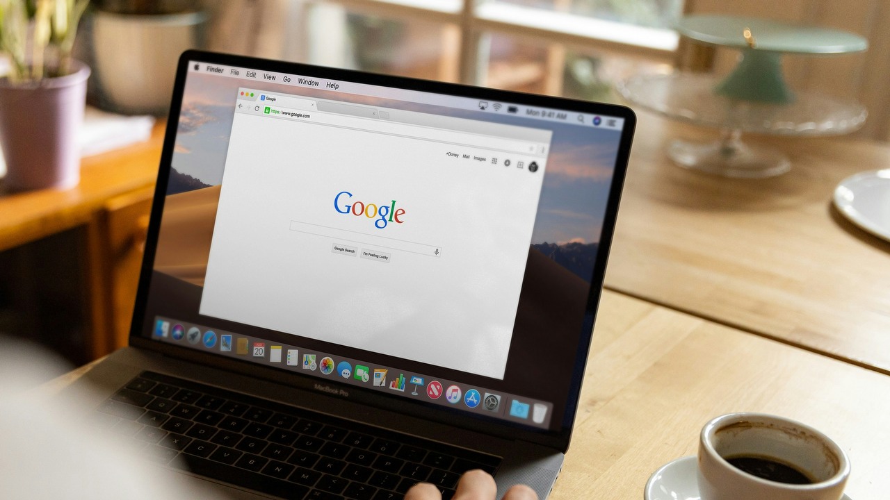 Wydawnictwo zarzuca Google kradzież treści. Nowa funkcja AI wyszukiwarki w ogniu krytyki, źródło grafiki: Unsplash | Firmbee.com.