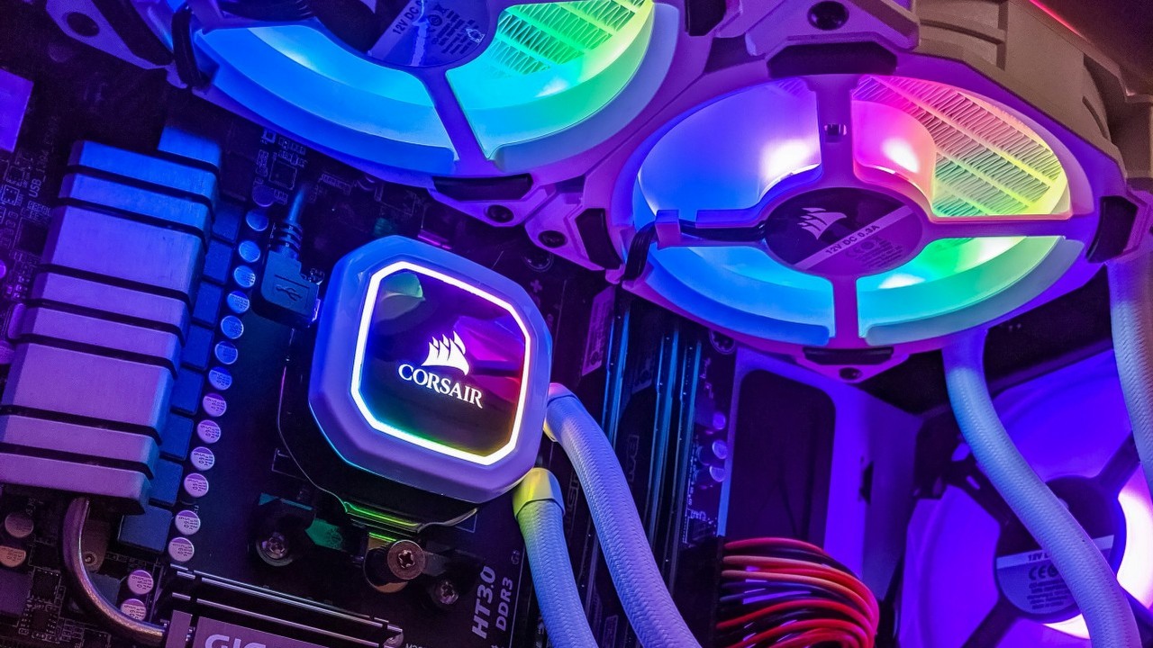 Nowy PC do gier „niszczy PS5” w najlepszy sposób: Gracz składa swój pierwszy komputer po 15 latach i nie chce wracać do konsoli, źródło grafiki: Andy Holmes, Unsplash.