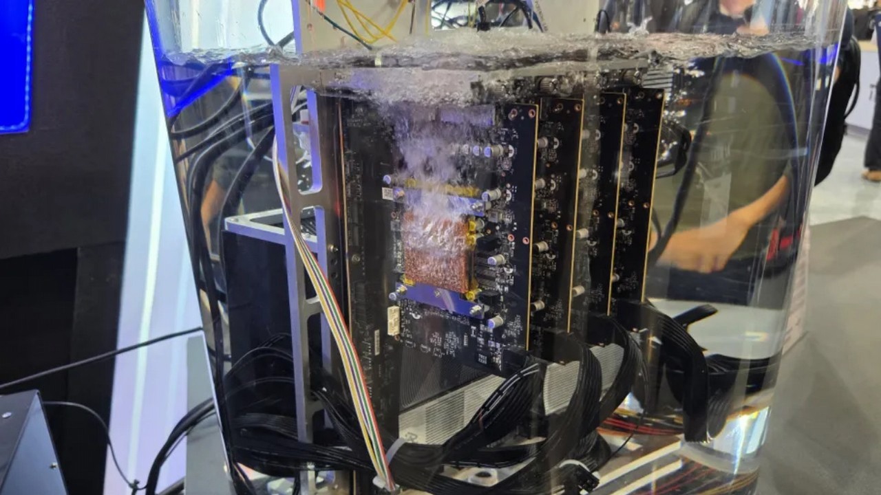 Ta stacja robocza za 375 tysięcy złotych pomieści cztery RTX 5090. I ma chłodzenie jak z filmu sci-fi, źródło grafiki: Tom's Hardware.