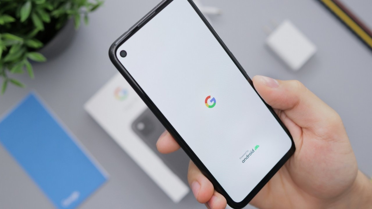 Google wdraża funkcję, która pozwala płacić innym za nasze zakupy w sklepie Play, źródło grafiki: Daniel Romero | Unsplash.
