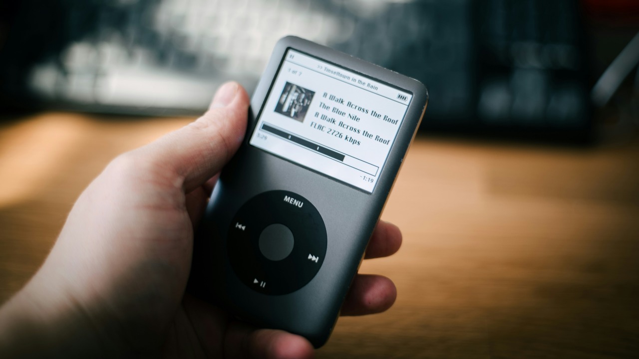 Bill Gates 20 lat temu przewidział, że Apple nie będzie w stanie utrzymać sukcesu iPoda z powodu nieuniknionego nadejścia smartfonów, źródło grafiki: Chris | Unsplash.