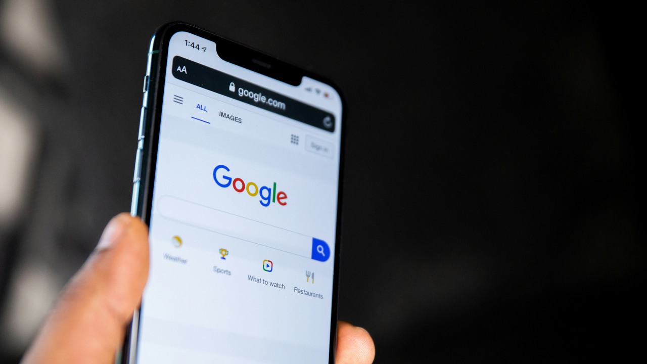 Google z odważną tezą. Reklamy AI są „pomocne” dla użytkowników, źródło grafiki: Unsplash | Solen Feyissa.